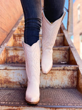 Load image into Gallery viewer, Corral White with Embroidery Snip Toe Boot Z5046