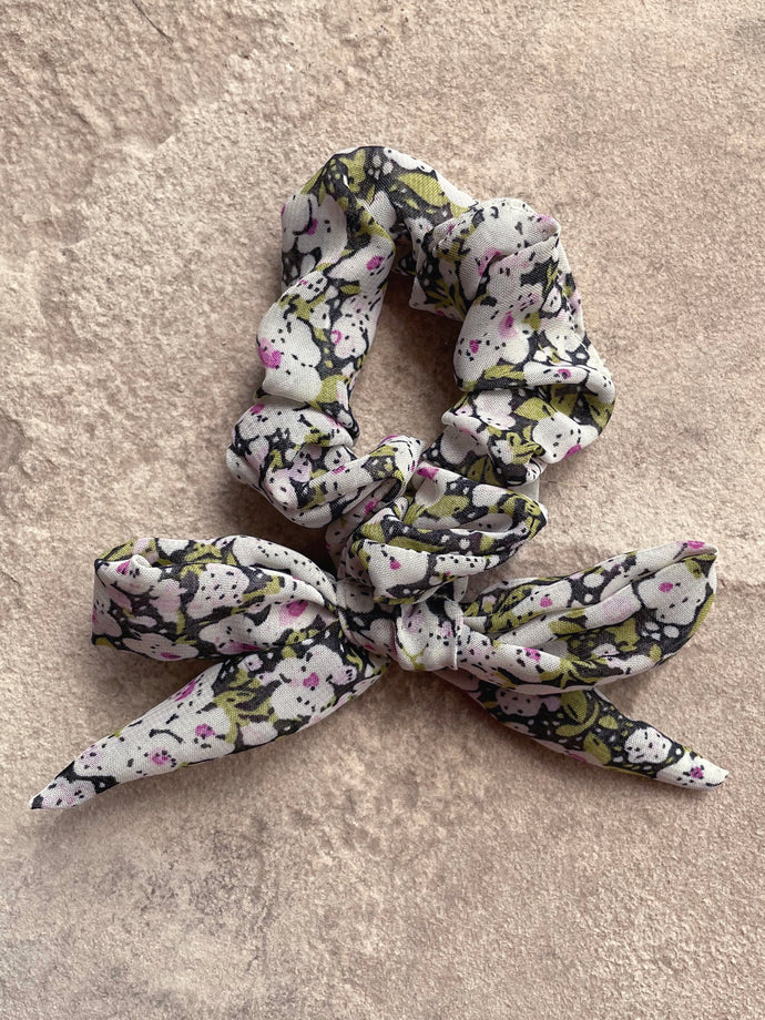 TW Scrunchie - Green Wildflower